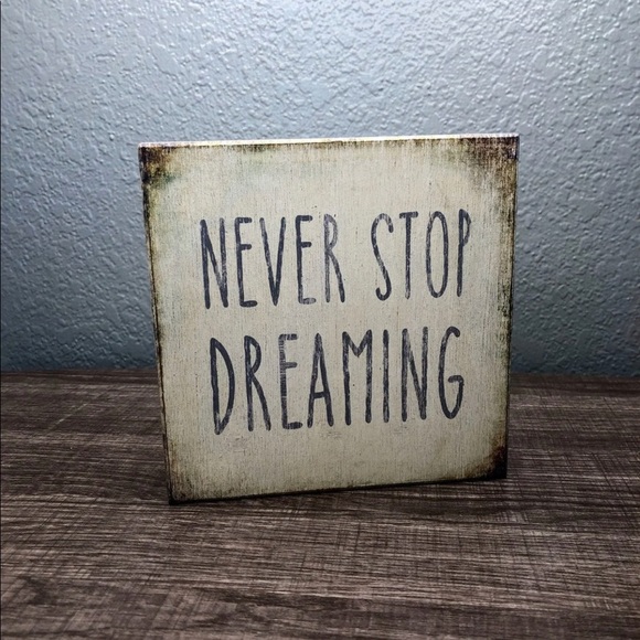 Never Stop Dreaming Wooden Sign - Picture 4 of 4